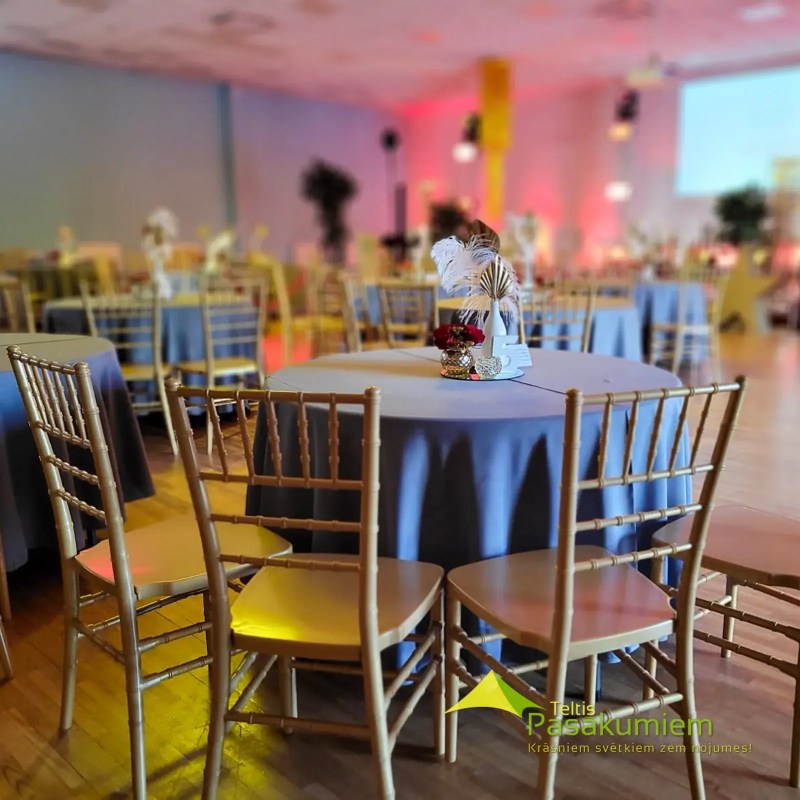 Zelta chiavari krēsli