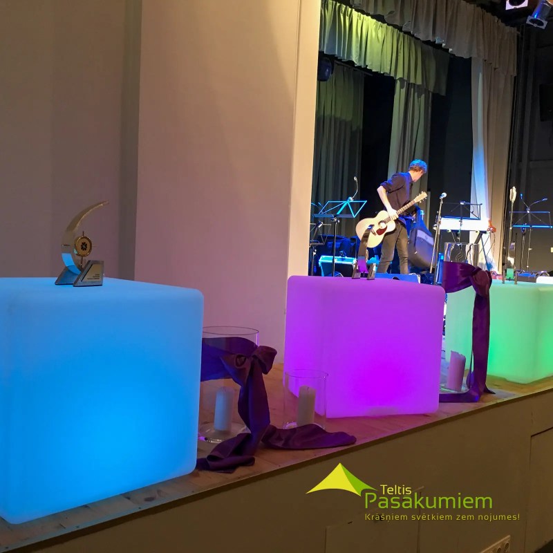 LED gaismas kubi un bumbas