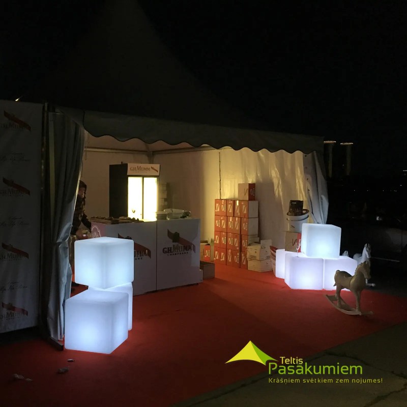 LED gaismas kubi un bumbas