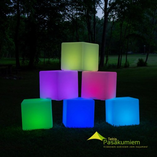Izgaismoti LED kubi un bumbas dažādās krāsās dārza pasākumā.