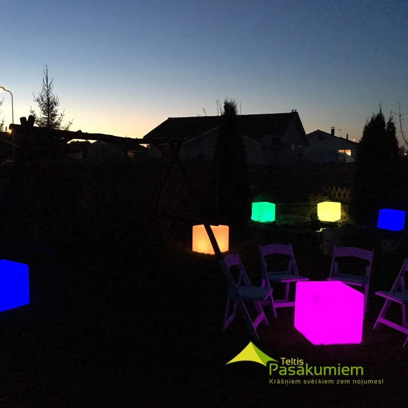 LED gaismas kubi un bumbas