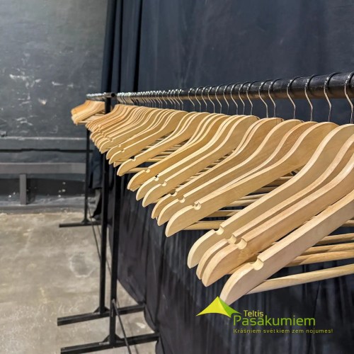 Melns metāla drēbju pakaramais uz riteņiem pasākumu garderobei.