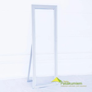 Liels stāvošs spogulis garderobei