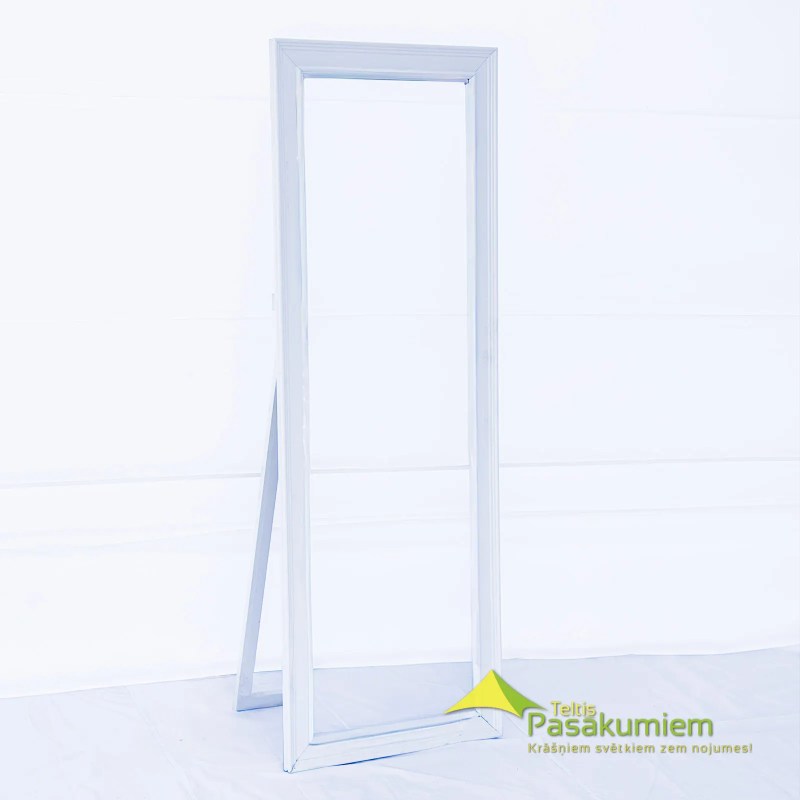 Liels stāvošs spogulis garderobei