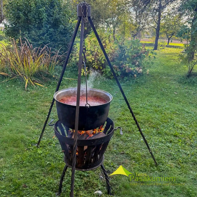 metāla statīvs lielam zupas katlam āra virtuvei.